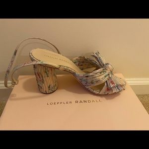 Beautiful beige floral loeffler Randall sandals!